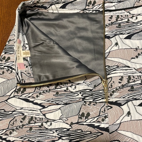 Ted Baker London Skirt. Black & white. Size 6 - Picture 5 of 12